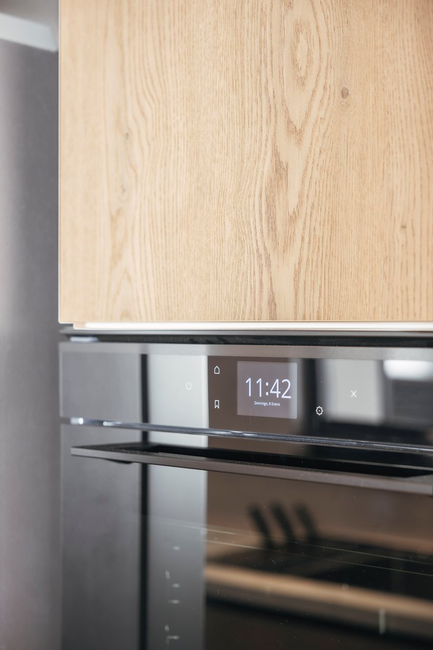 Horno integrado bajo frente maderado