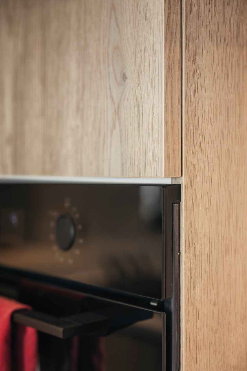 Horno integrado, detalle lateral