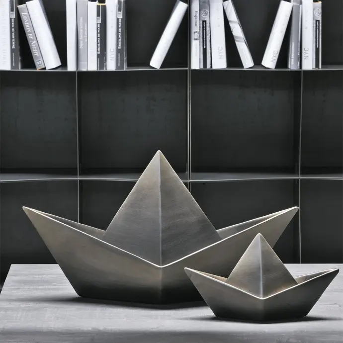 Barco pequeño preto dorado