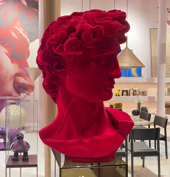 David escultura en terciopelo vermelho