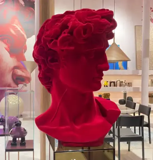 [R72/10 RU] David escultura en terciopelo vermelho